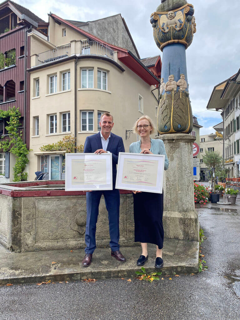 Emanuel Felder und Brigitta Kloer nach der Diplomübergabe als Dipl. Gesundheitsberater ParaMediForm in Lenzburg