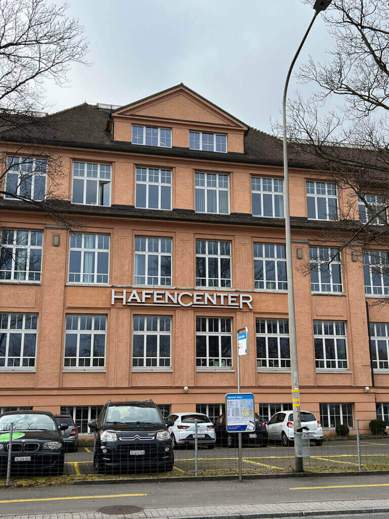 Meine Ernährungs-Coaching-Praxis befindet sich in Kreuzlingen im Hafencenter vis-à-vis vom SBB-Bahnhof Kreuzlingen-Hafen – bestens erreichbar mit ÖV und Auto (Parkplätze vorhanden)