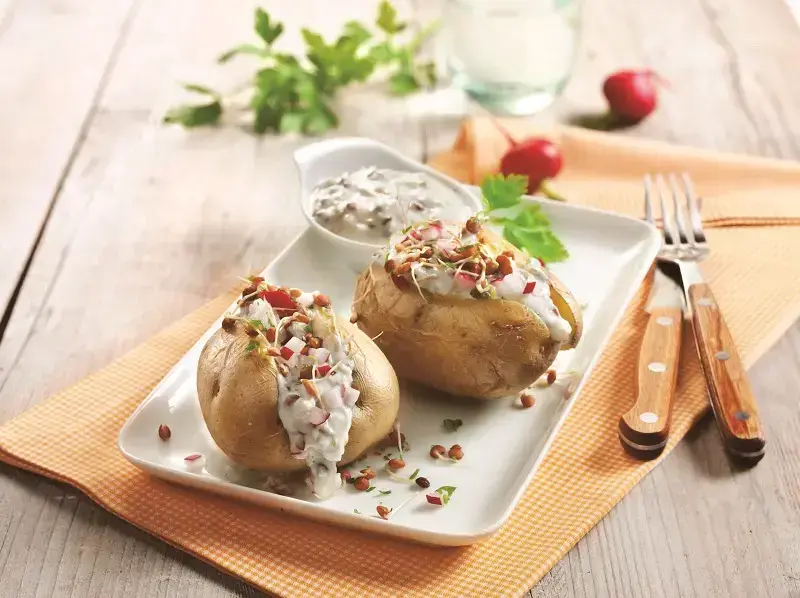 Ofenkartoffeln mit Feta-Sprossen-Joghurt