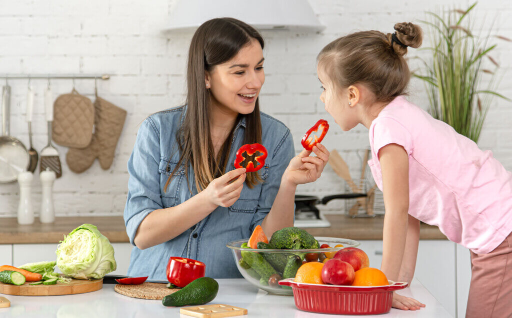 Mutter und Tochter beim essen